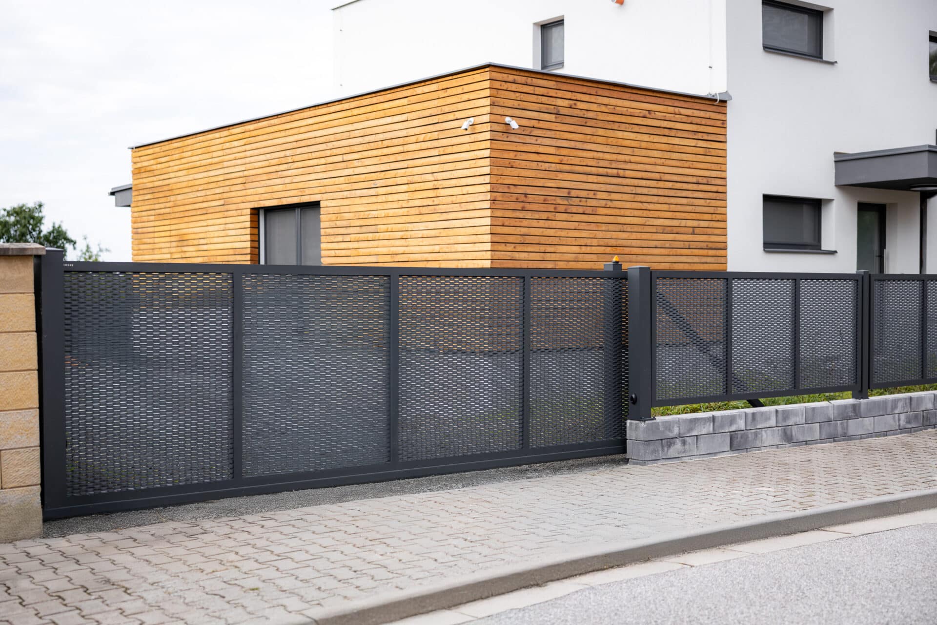 Samonosná posuvná brána LAMARK z tahokovu | Motiv Madeira | Hliníkové a zděné sloupky