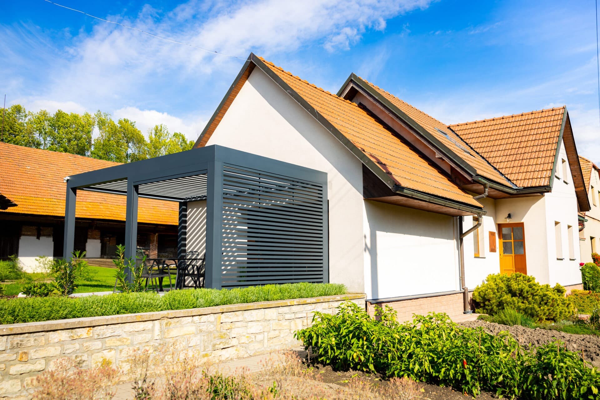 Bioklimatická pergola LAMARK s bočním stíněním