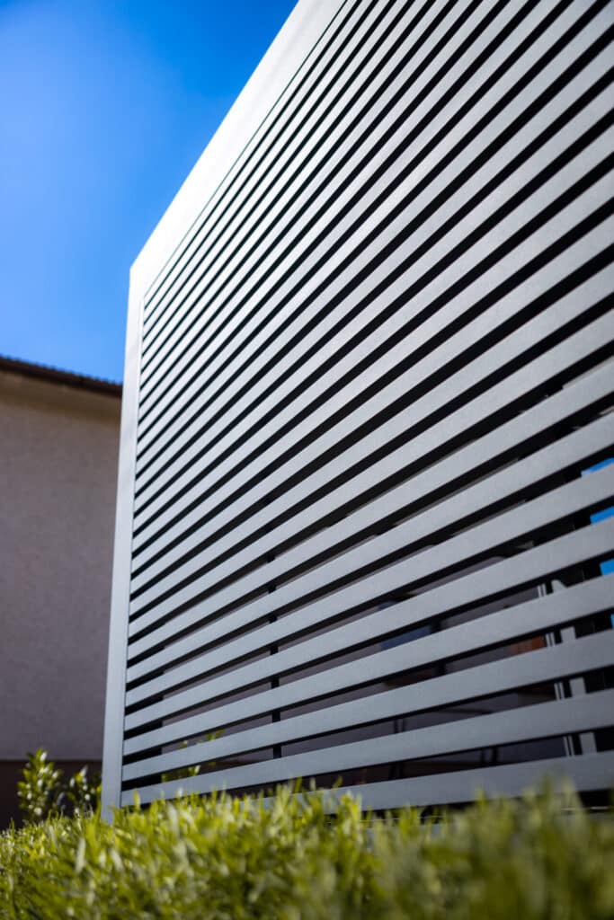 Pevné boční stínění z hliníku na bioklimatické pergole LAMARK