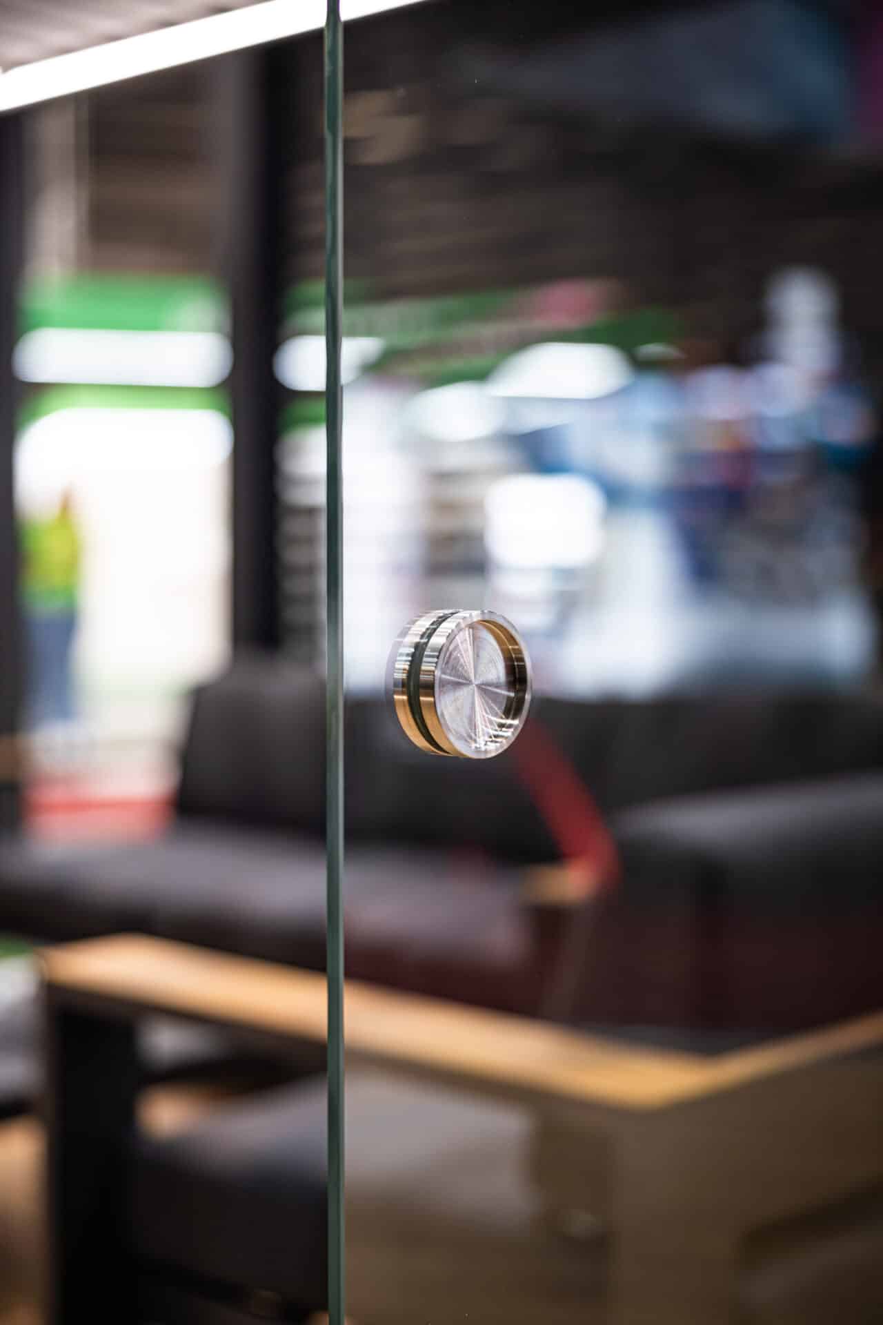 Detail zasklení bioklimatické pergoly LAMARK