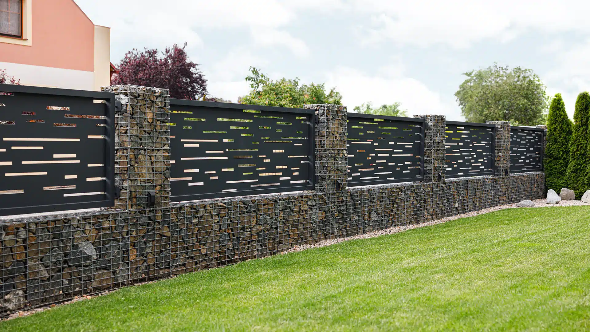 Deskový plot LAMARK | Motiv Batea | Šedá antracitová barva | Gabionové sloupky