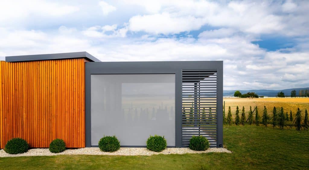 Boční stínění na bioklimatické pergole LAMARK