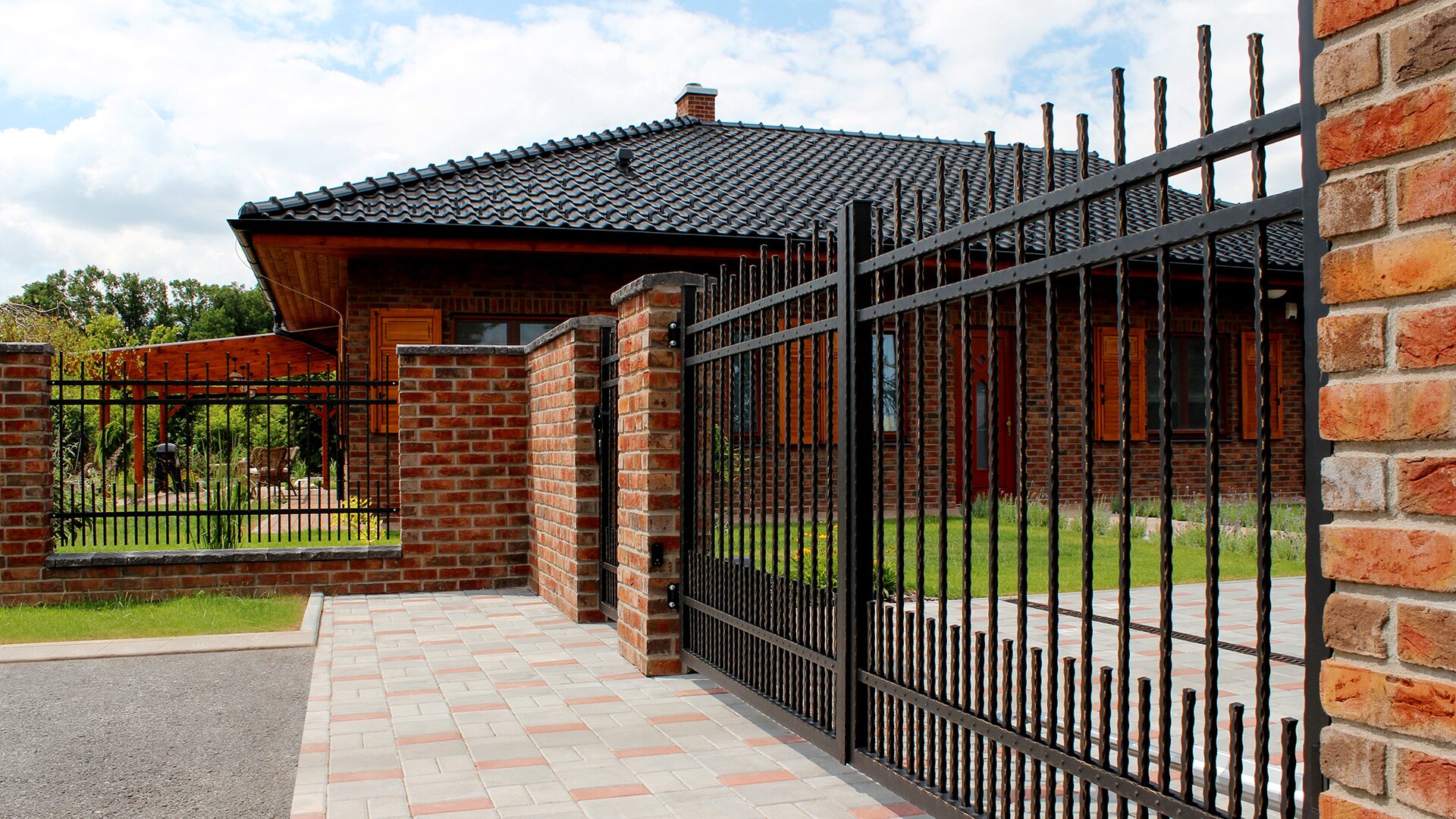 Designová kovaná brána LAMARK | Motiv Verona | Oklepávané provedení | Okované konce | S nýty | Zlatá patina