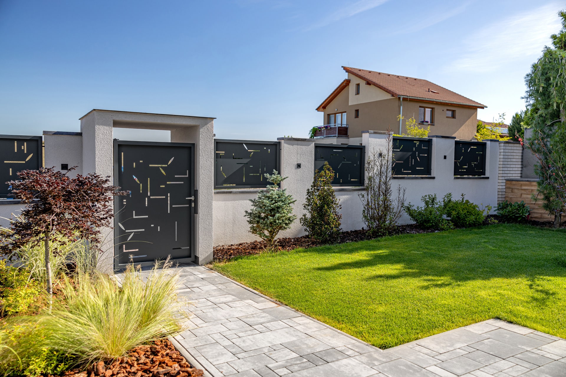 Deskový plot a jednokřídlá branka LAMARK | Motiv Josa | Šedá antracitová barva | Zděné sloupky