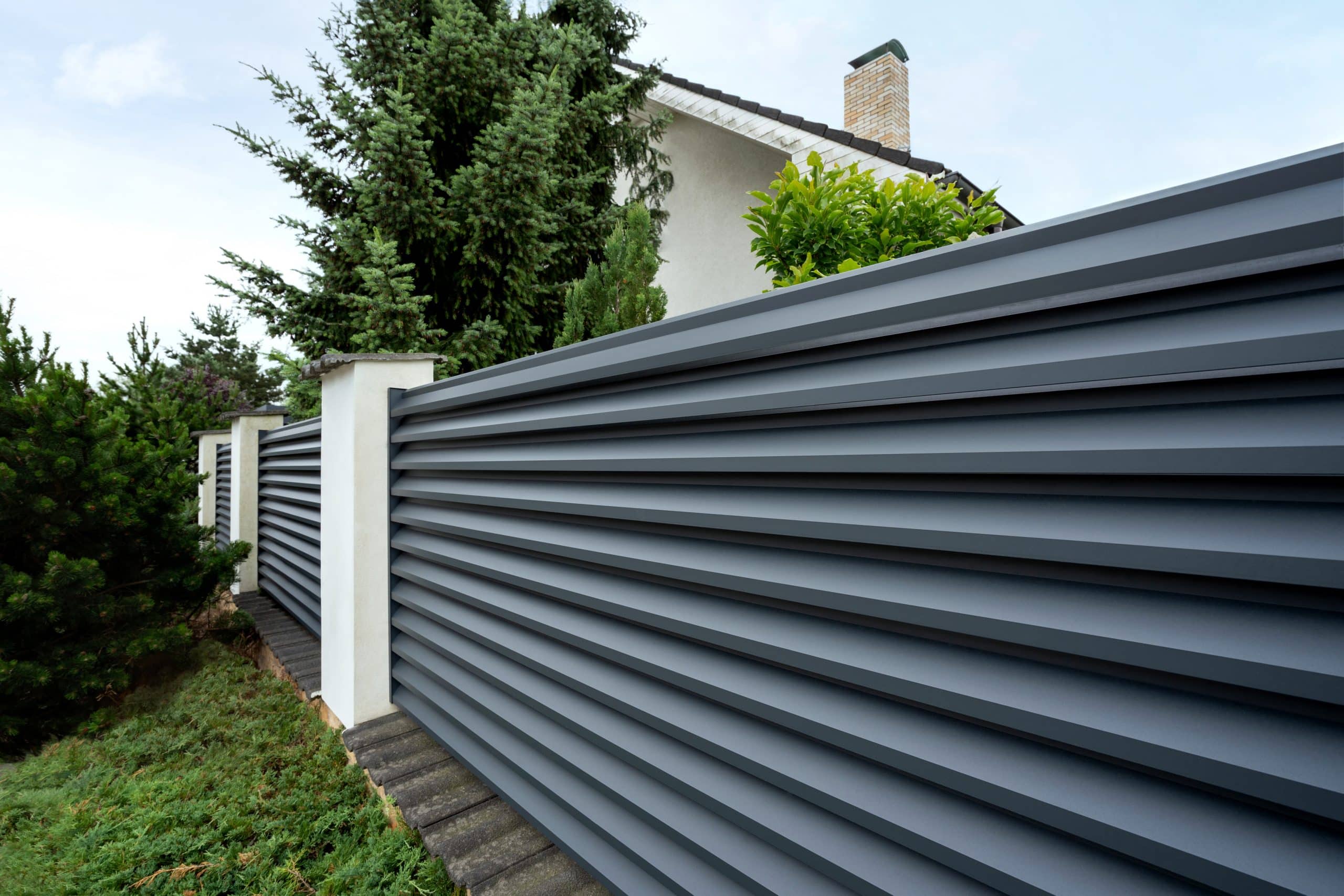 Hliníkový plot LAMARK v šedé antracitové barvě