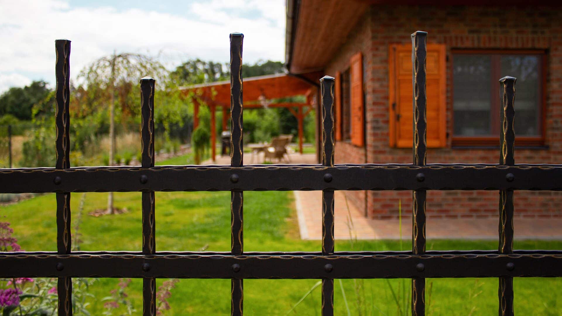 Designové kované ploty LAMARK | Motiv Verona | Oklepávané provedení | Okované konce | S nýty | Zlatá patina