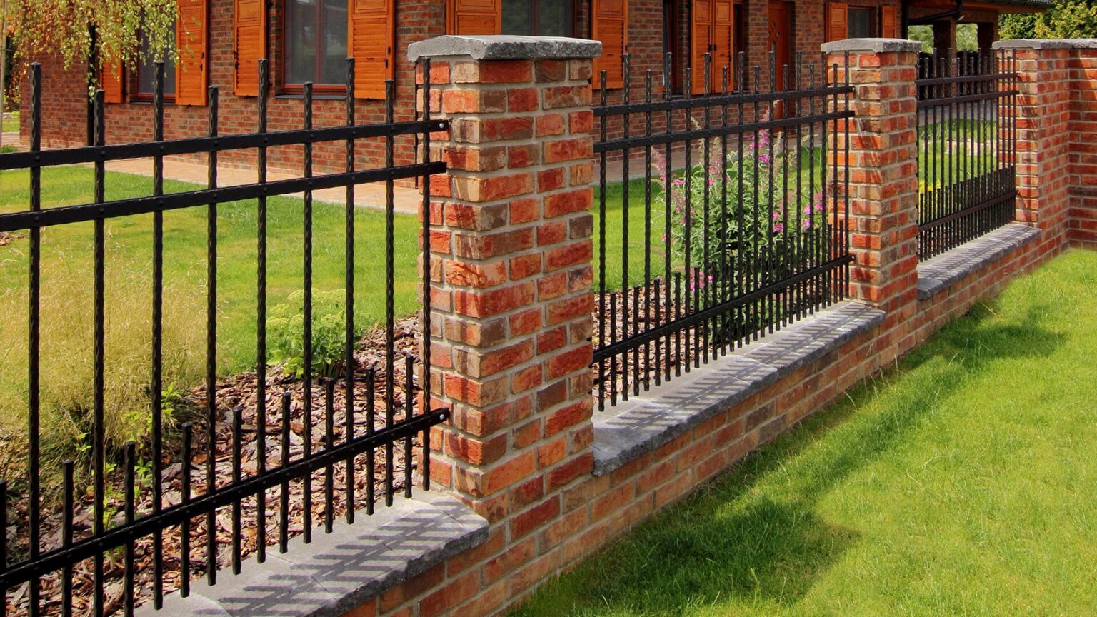 Designové kované ploty LAMARK | Motiv Verona | Oklepávané provedení | Okované konce | S nýty | Zlatá patina