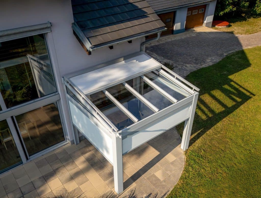 Pergola LAMARK se skleněnou střechou přisazená ke stěně