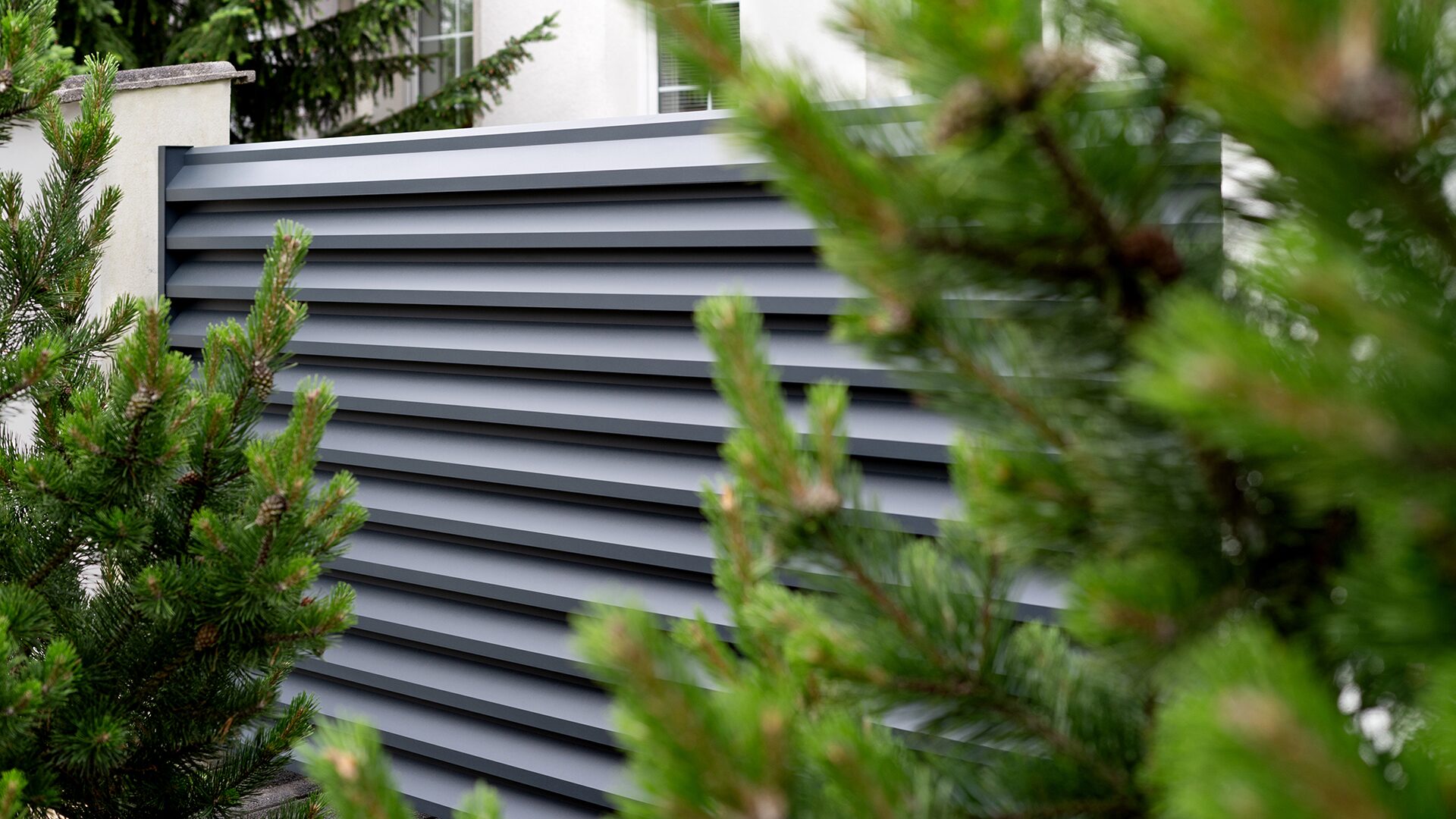 Hliníkový plot LAMARK | Motiv Lugo | Šedá antracitová barva | Zděné sloupky