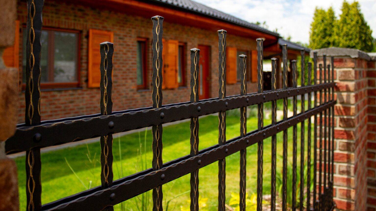 Designové kované ploty LAMARK | Motiv Verona | Oklepávané provedení | Okované konce | S nýty | Zlatá patina