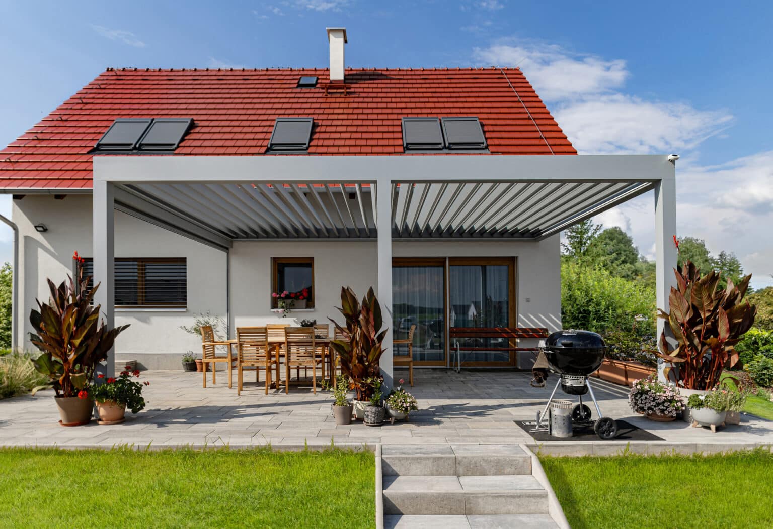 Bioklimatická pergola LAMARK přisazená ke stěně | Městec Králové | Boční stínění - screenová roleta | Stříbrná hliníková barva | Dešťové čidlo | Ovládání