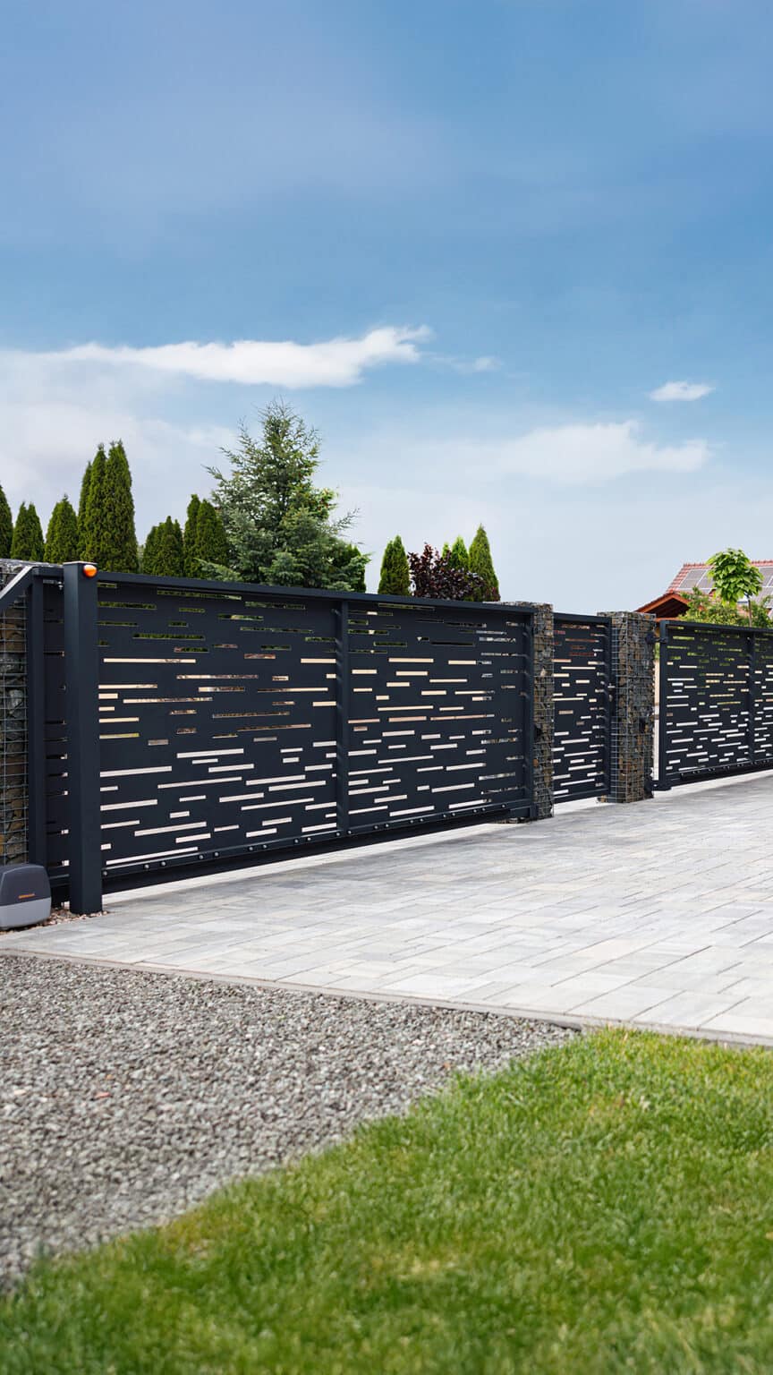 Deskové samonosné posuvné brány a jednokřídlá branka LAMARK | Motiv Batea | Šedá antracitová barva | Gabionové sloupky