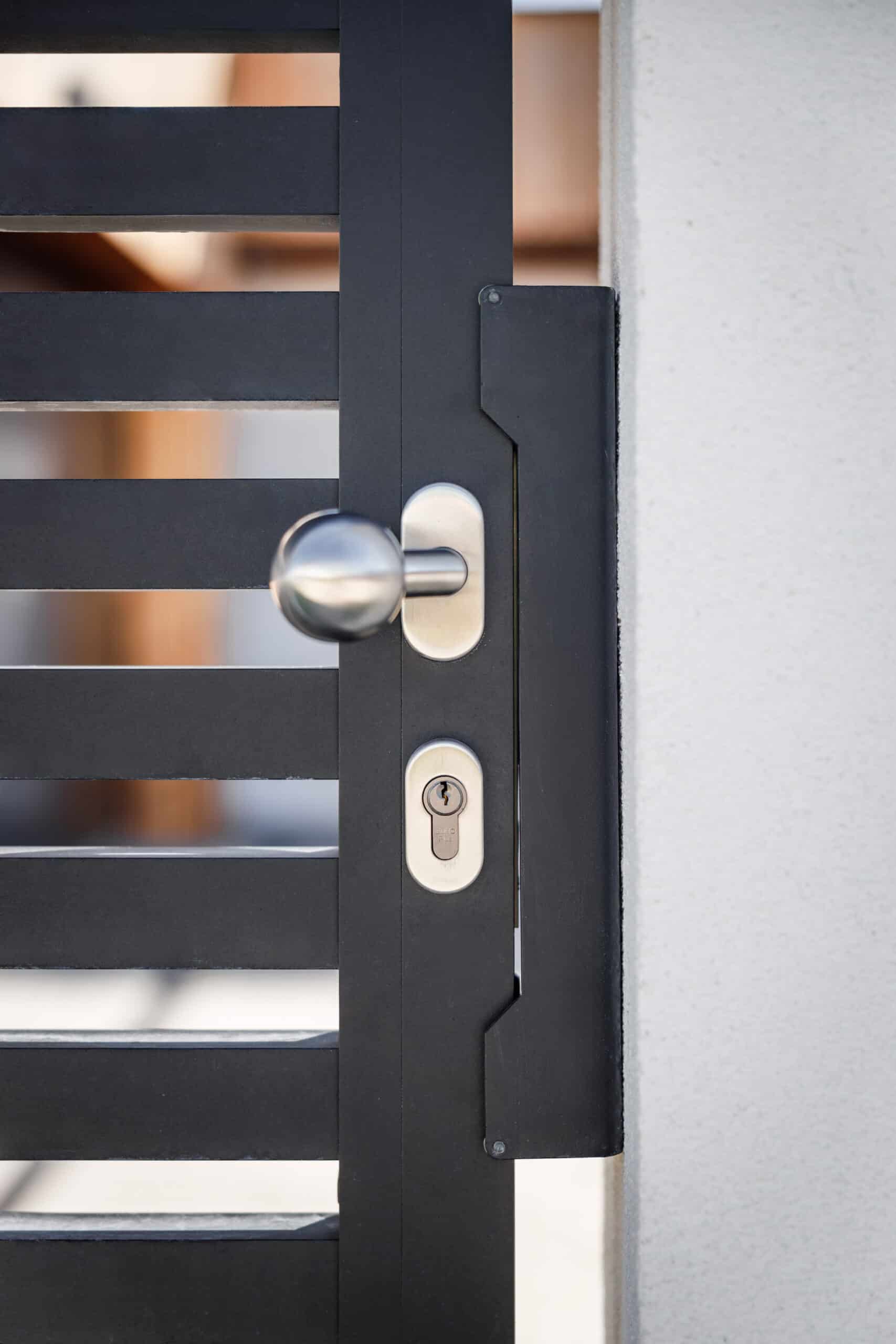 Detail kliky na hliníkové vchodové brance LAMARK | Motiv Avila