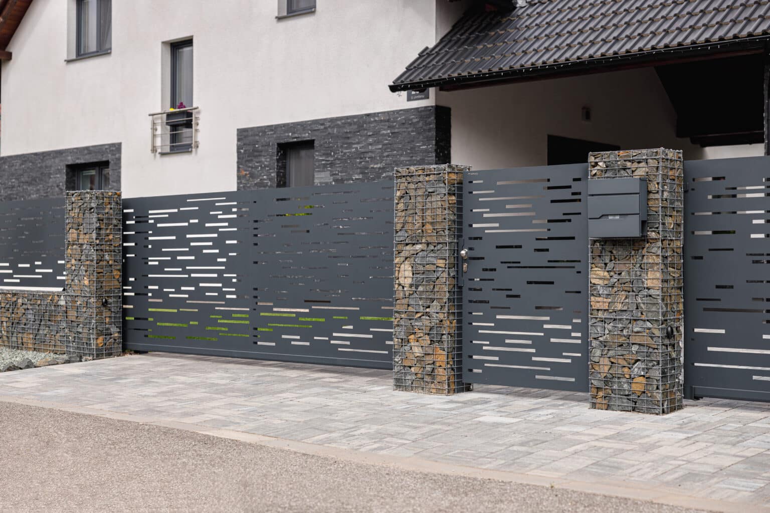 Desková samonosná posuvná brána a jednokřídlá branka LAMARK | Motiv Batea | Šedá antracitová barva | Gabionové sloupky