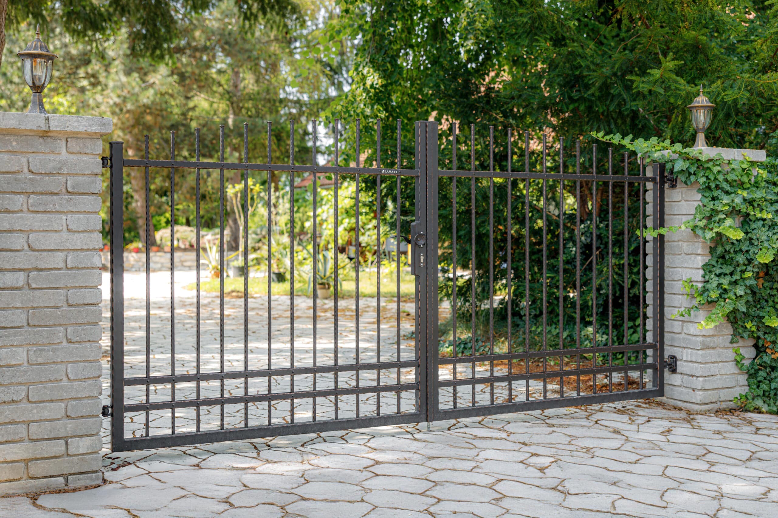 Kovaná dvoukřídlá vjezdová brána LAMARK | Motiv Detroit