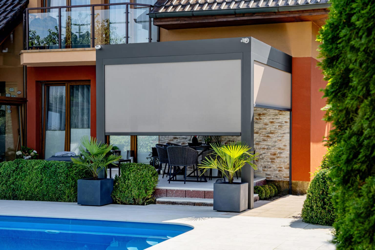 Bioklimatická pergola LAMARK přisazená ke stěně | Plzeň | Boční stínění - screenové rolety | Šedá antracitová barva | Dešťové čidlo | Větrné čidlo