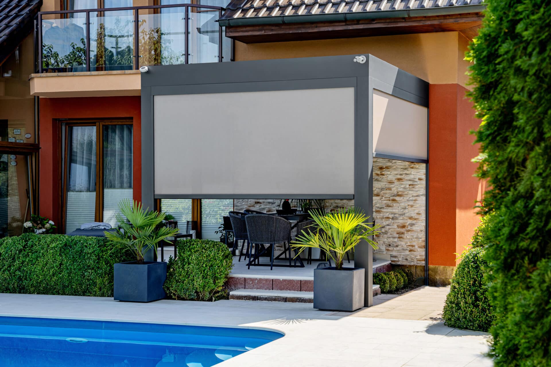 Bioklimatická pergola LAMARK přisazená ke stěně | Plzeň | Boční stínění - screenové rolety | Šedá antracitová barva | Dešťové čidlo | Větrné čidlo