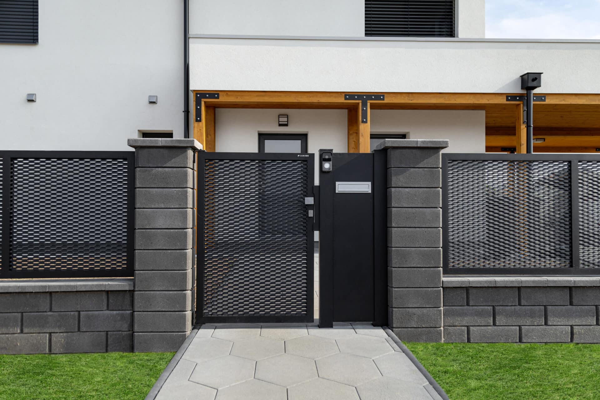 Jednokřídlá branka LAMARK z tahokovu | Motiv Madeira | Černá kovářská barva | Zděné sloupky | Poštovní modul