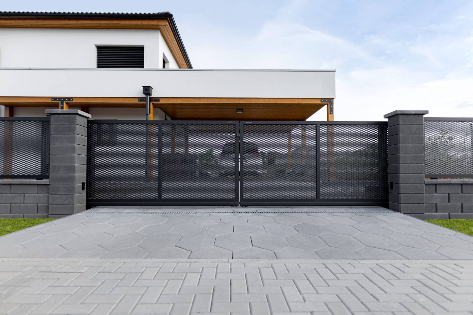 Samonosné posuvné brány LAMARK z tahokovu | Motiv Madeira | Černá kovářská barva | Zděné sloupky