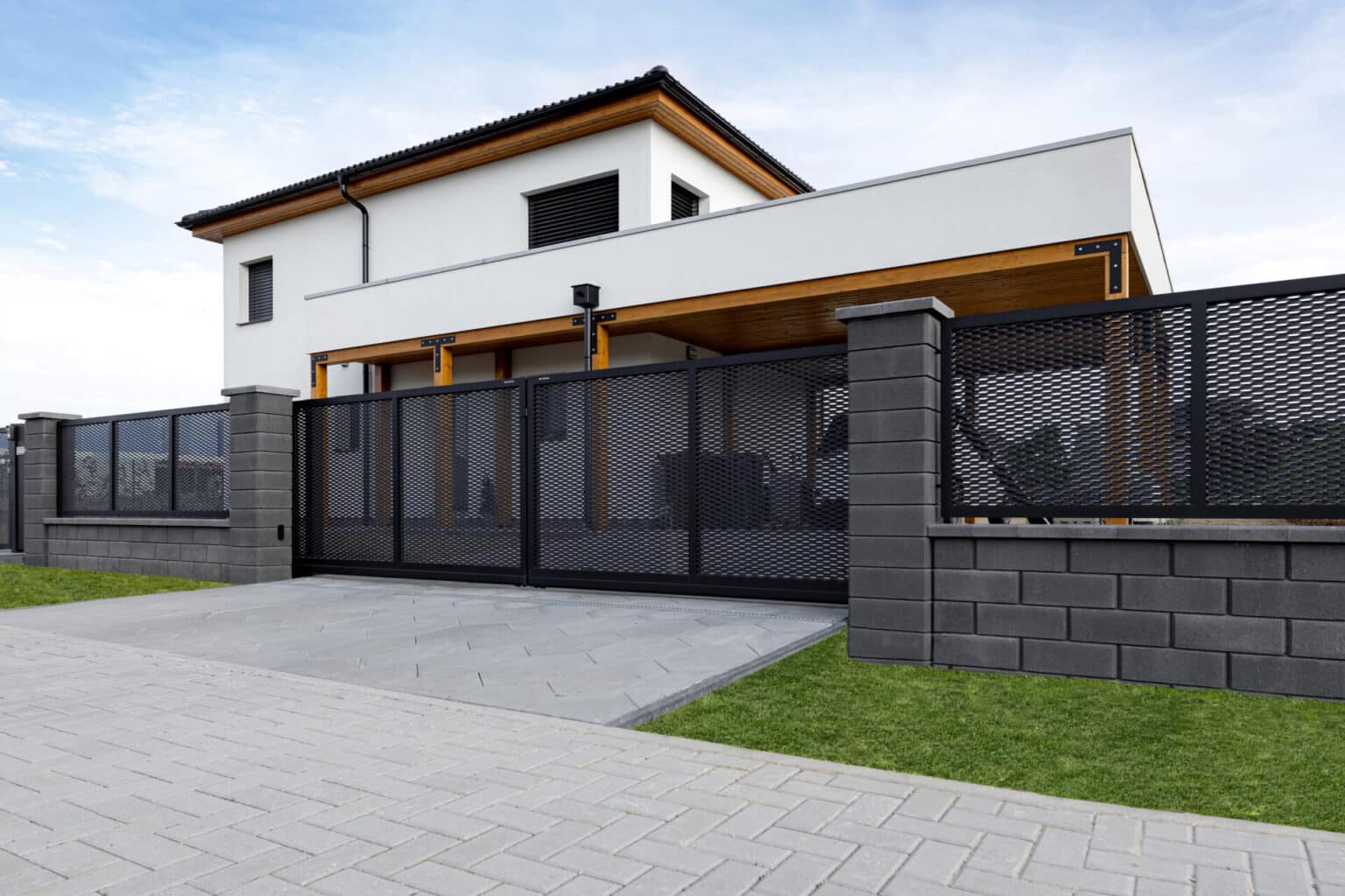 Samonosné posuvné brány LAMARK z tahokovu | Motiv Madeira | Černá kovářská barva | Zděné sloupky