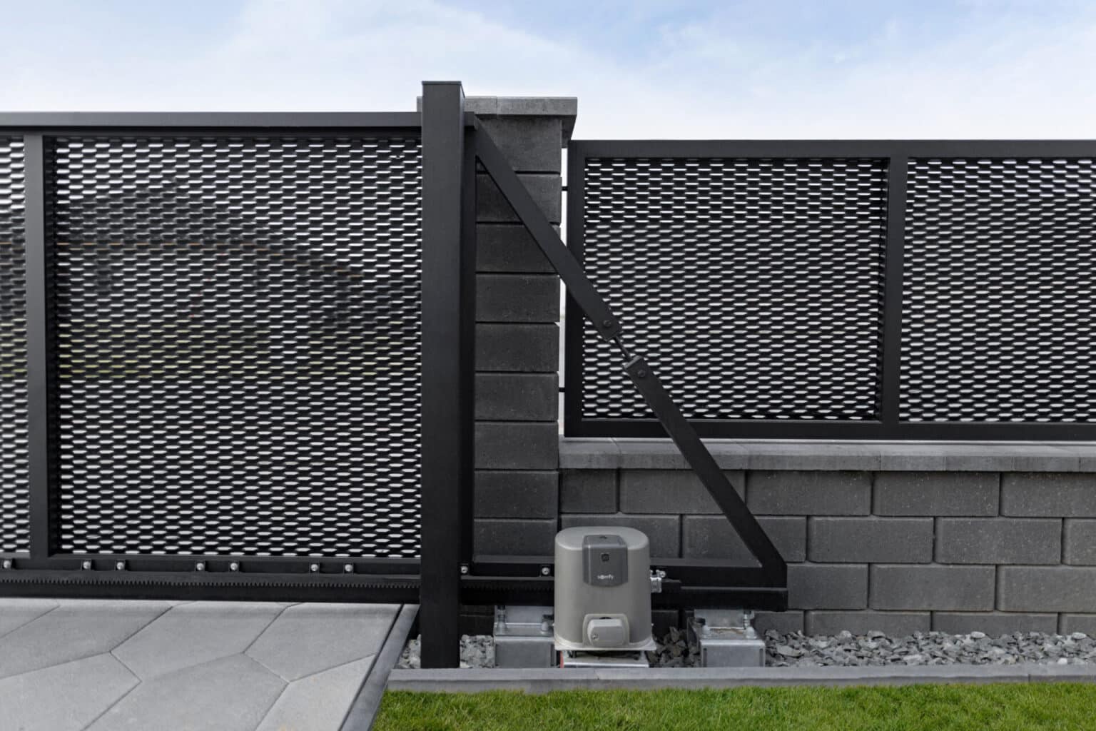 Detail pohonu samonosné posuvné brány LAMARK z tahokovu | Motiv Madeira | Černá kovářská barva