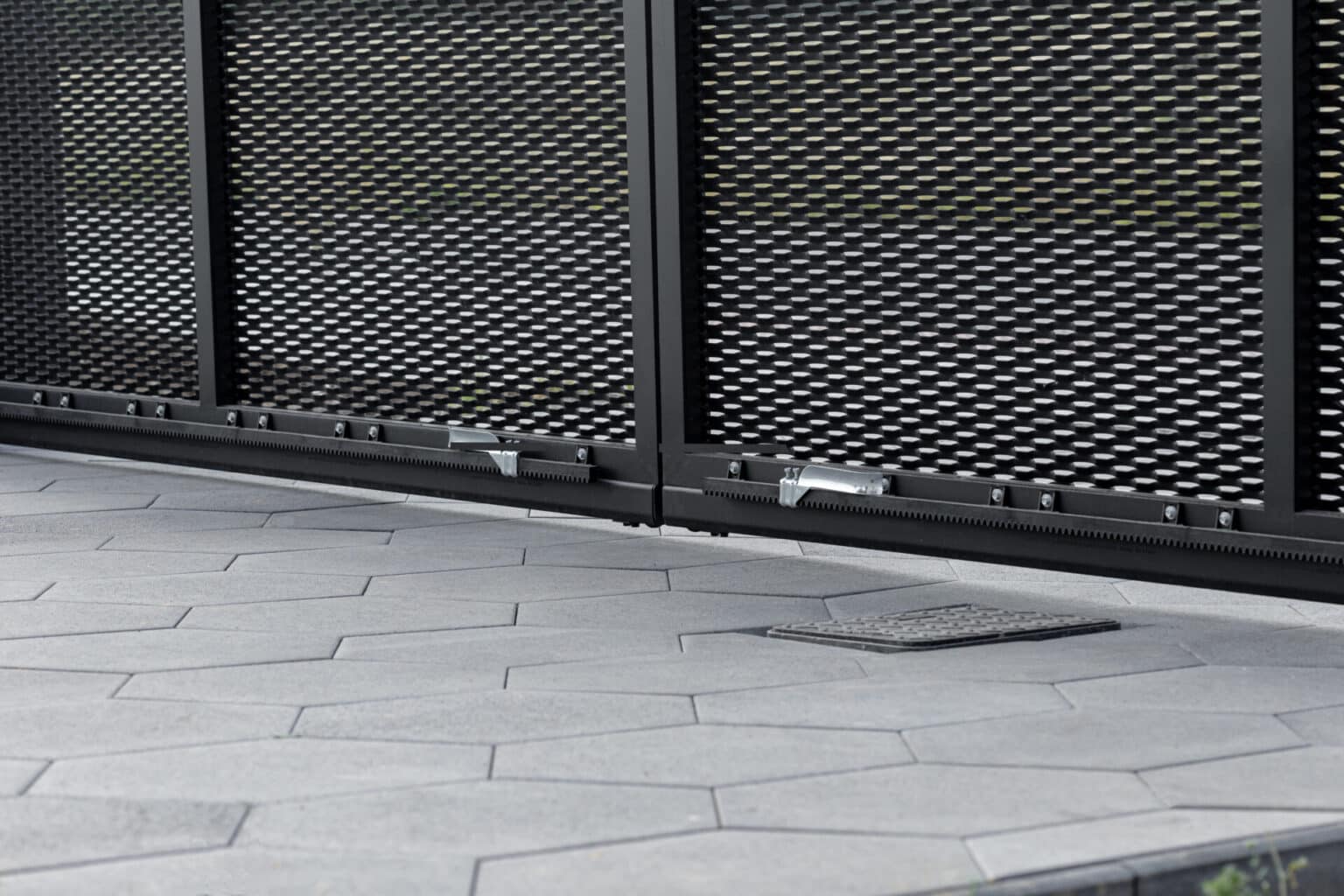 Detail pohonu samonosných posuvných bran LAMARK z tahokovu | Motiv Madeira | Černá kovářská barva