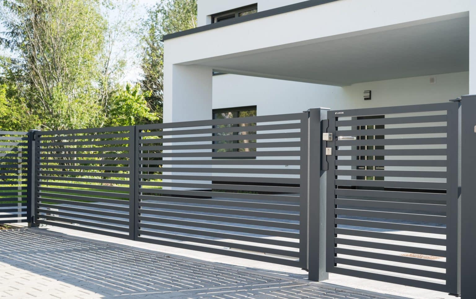 Hliníková dvoukřídlá otočná brána a jednokřídlá branka LAMARK | Motiv Avila | Šedá grafitová barva | Hliníkové sloupky LAMARK