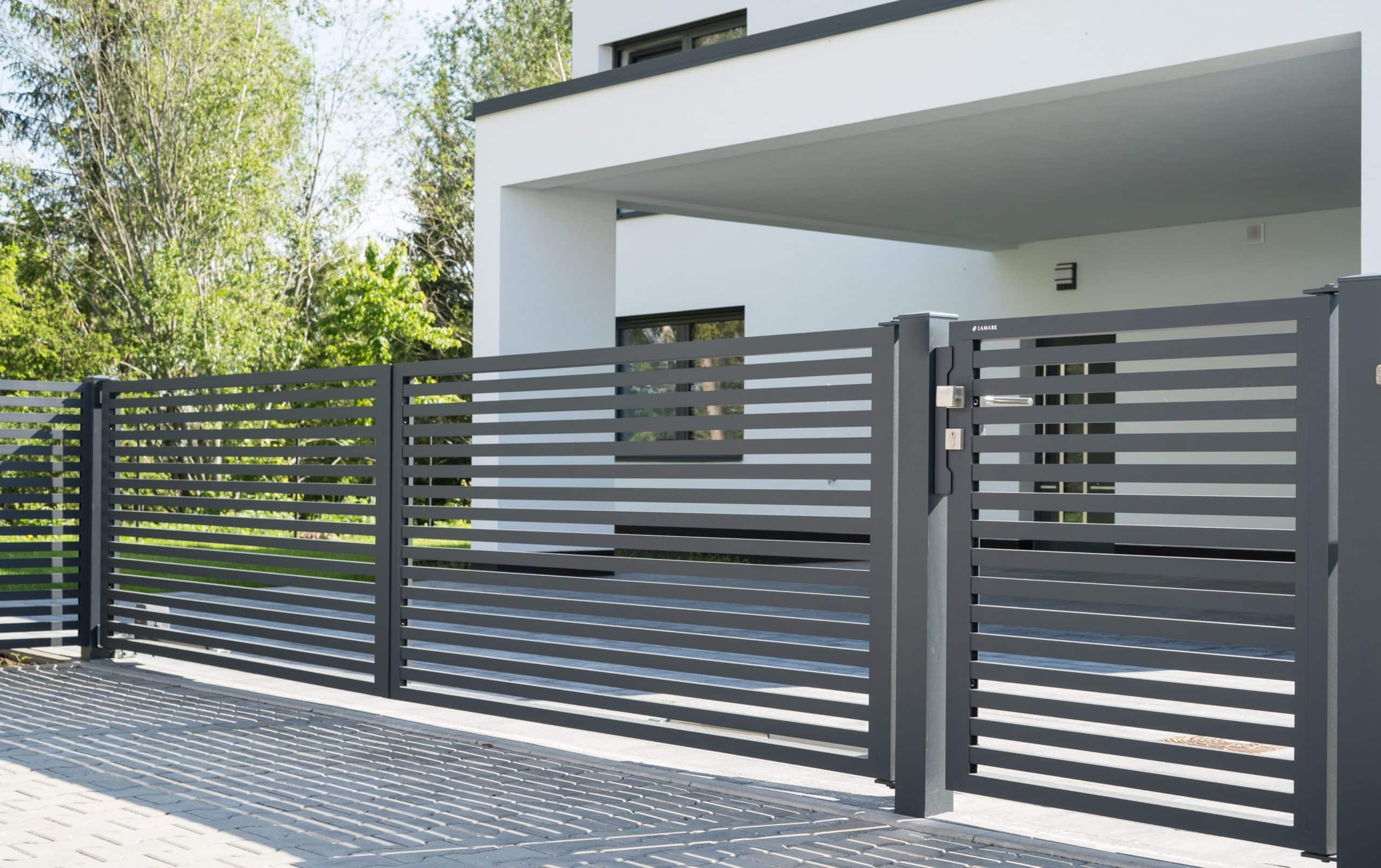 Hliníková dvoukřídlá otočná brána a jednokřídlá branka LAMARK | Motiv Avila | Šedá grafitová barva | Hliníkové sloupky LAMARK