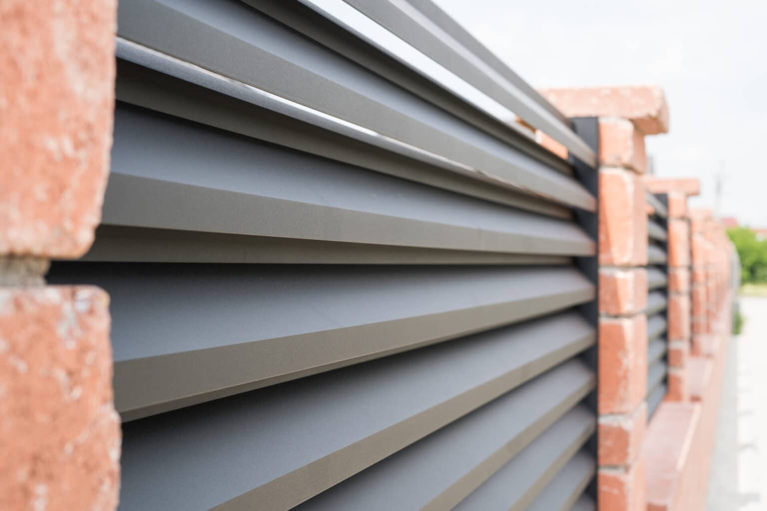 Detail hliníkového plotu LAMARK | Motiv Lugo | Černá kovářská barva | Zděné sloupky