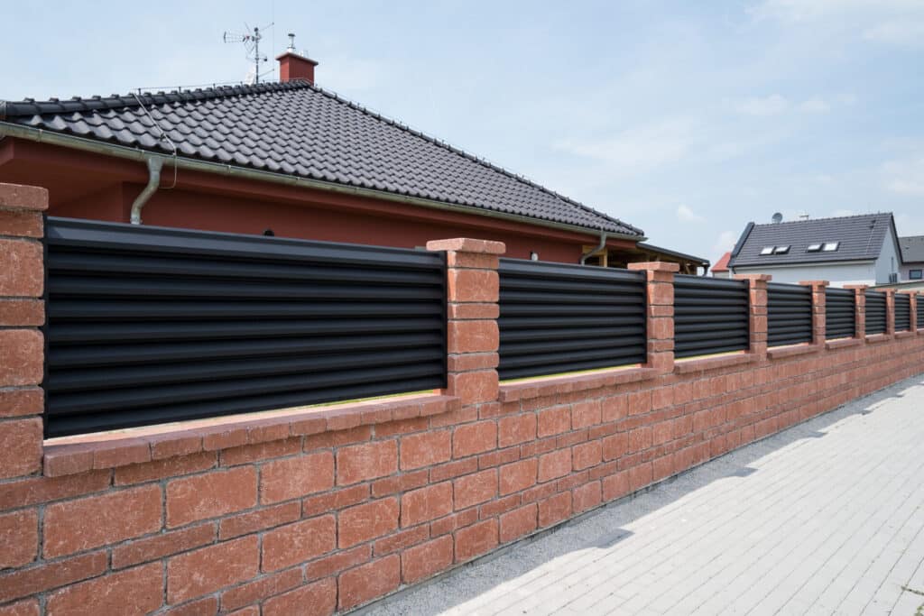 Hliníkový plot LAMARK | Motiv Lugo | Černá kovářská barva | Zděné sloupky