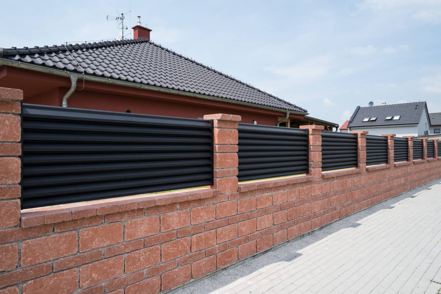 Hliníkový plot LAMARK | Motiv Lugo | Černá kovářská barva | Zděné sloupky