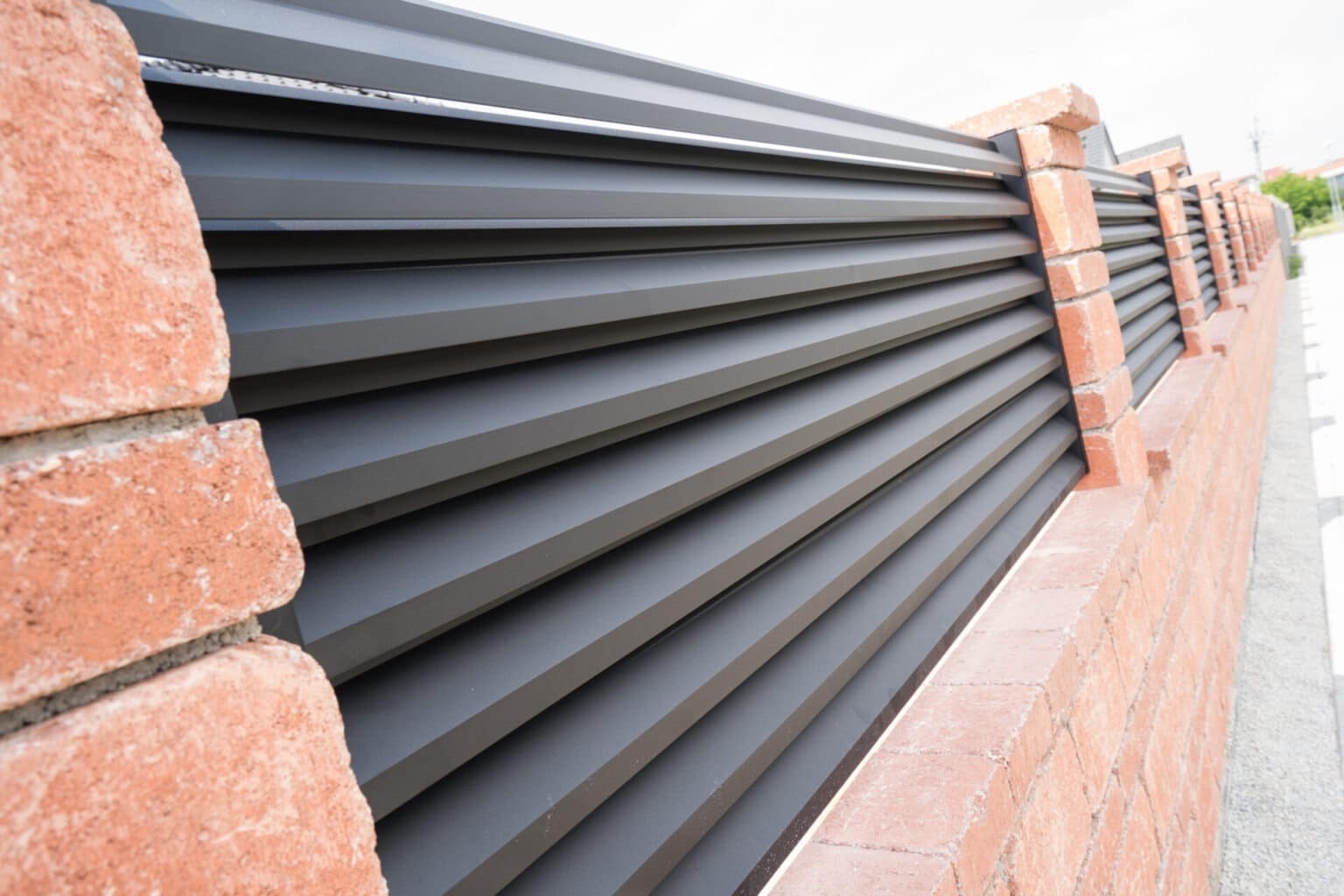 Hliníkový plot LAMARK | Motiv Lugo | Černá kovářská barva | Zděné sloupky