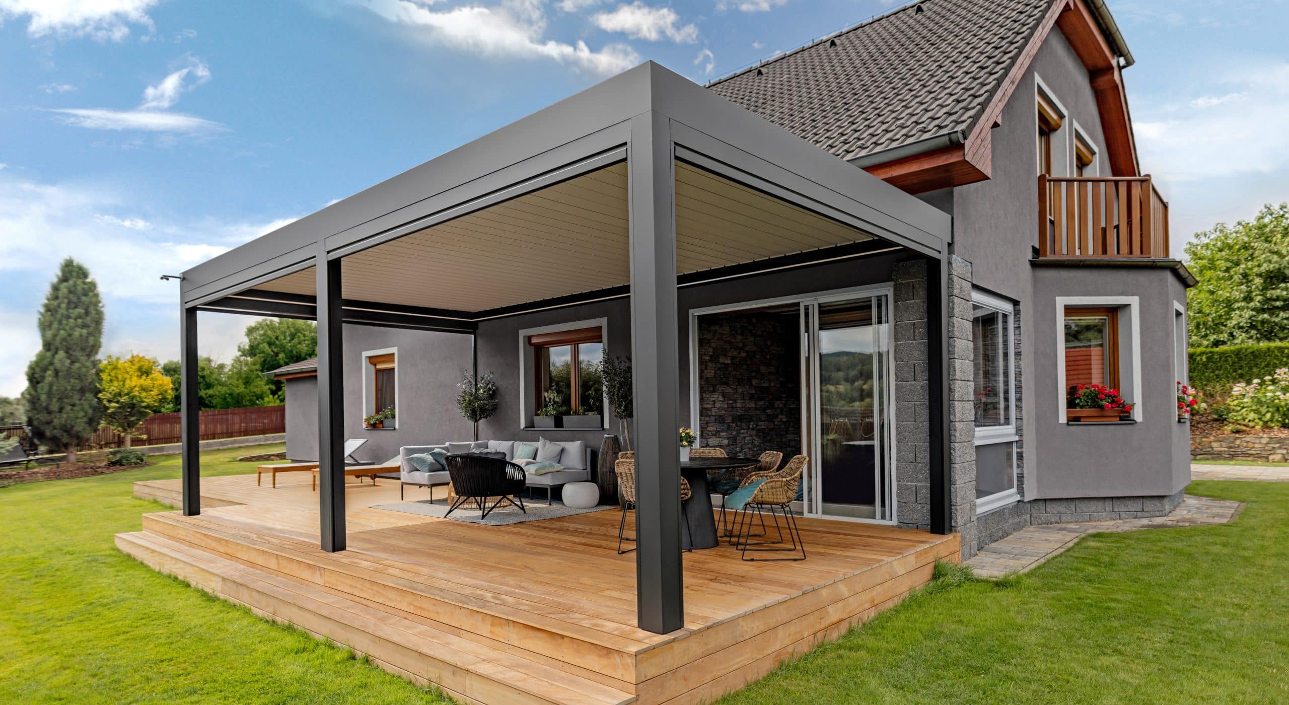 Bioklimatická pergola LAMARK přisazená ke stěně | Kondrac | Boční stínění - screenové rolety | Šedá antracitová barva | Dešťové čidlo | Větrné čidlo | Ovládání
