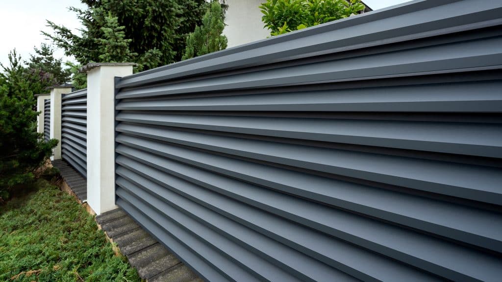 Hliníkový plot LAMARK v šedé antracitové barvě