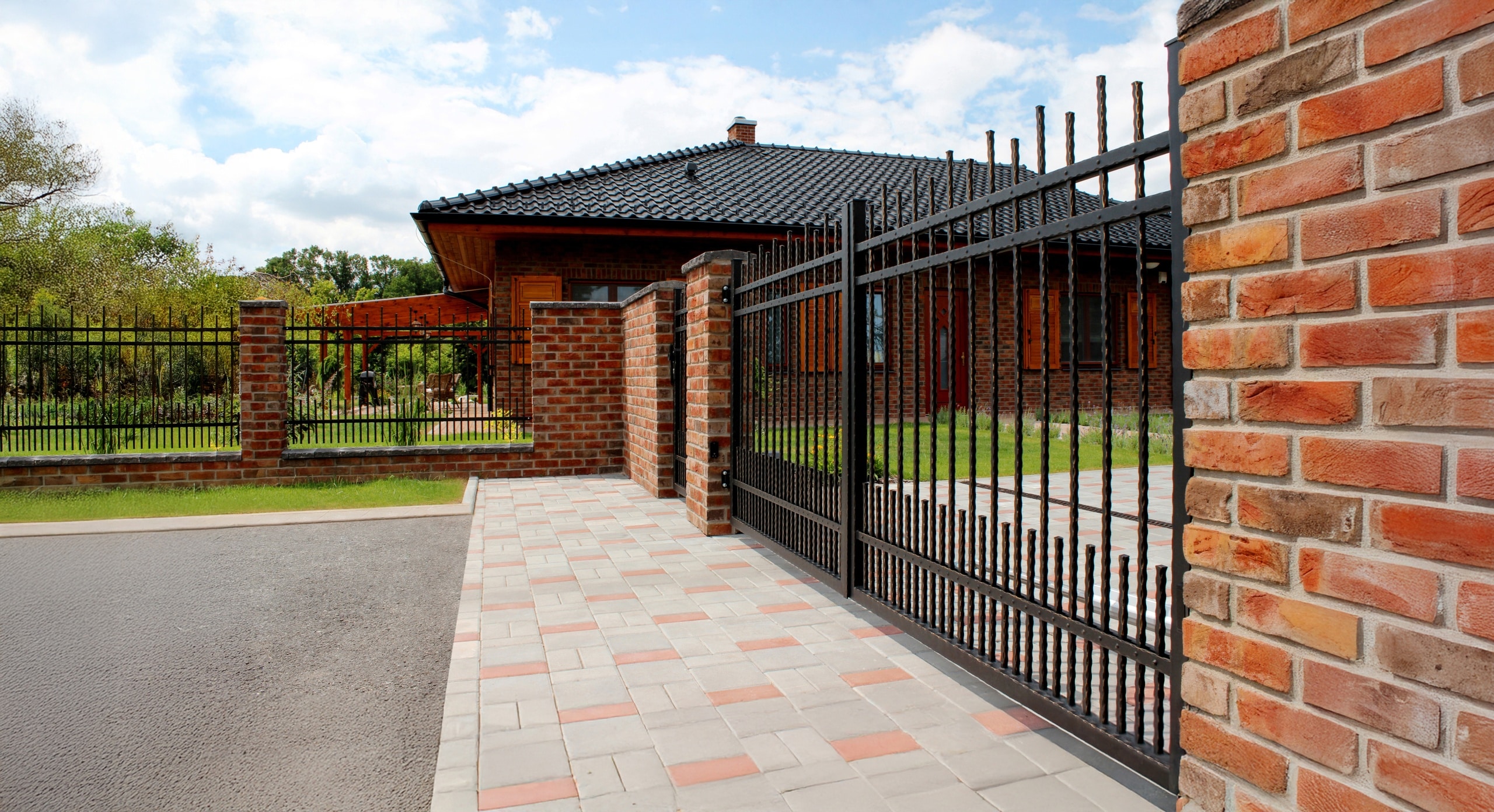 Kovaná dvoukřídlá otočná brána LAMARK | Motiv Verona | Dekor mezipříčky | Černá kovářská barva | Zlatá patina | Oklepávané provedení | Svařované s nýty