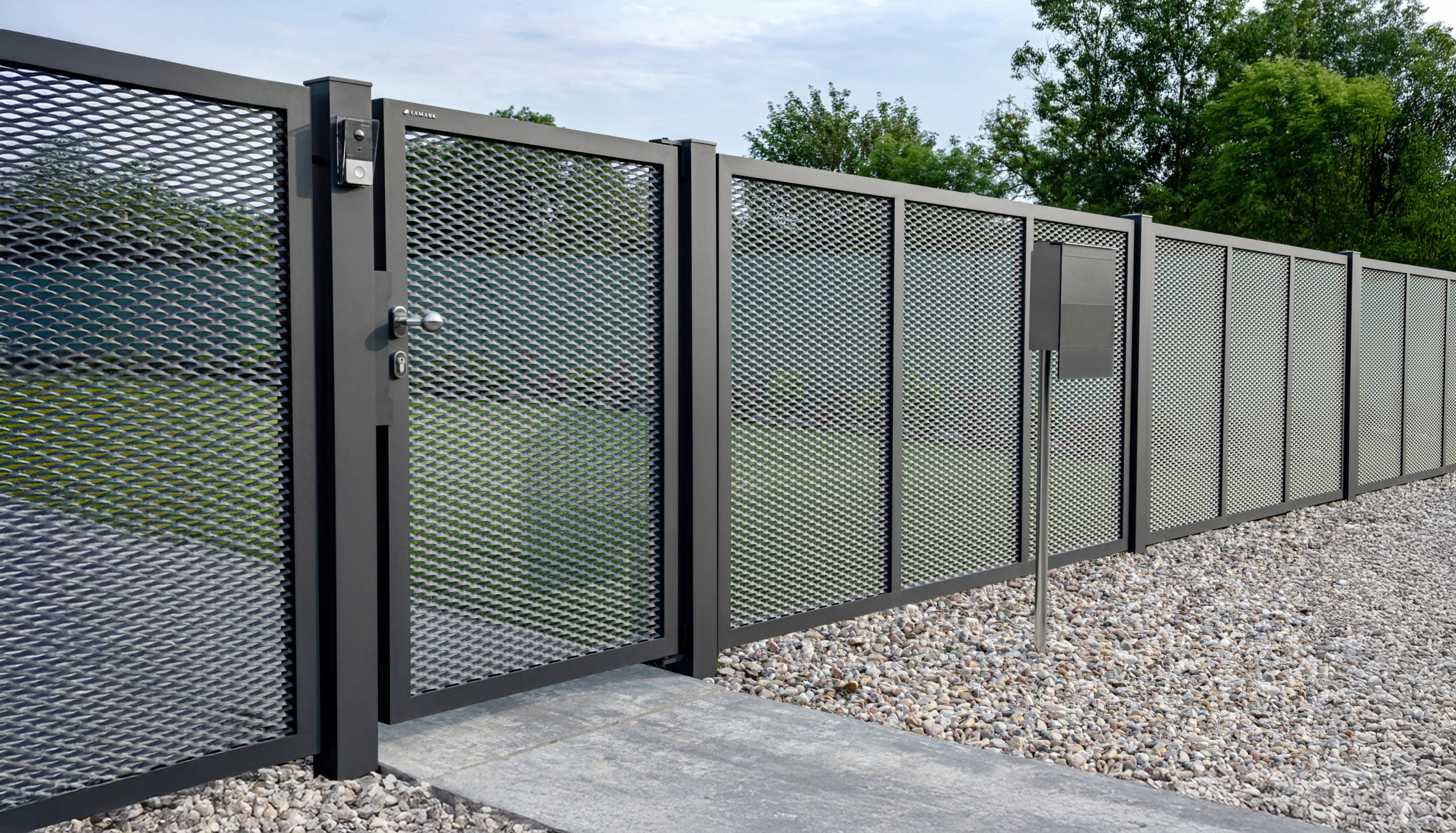 Jednokřídlá branka LAMARK z tahokovu | Motiv Mauricius | Šedá antracitová barva | Hliníkové sloupky | Černá u Bohdanče