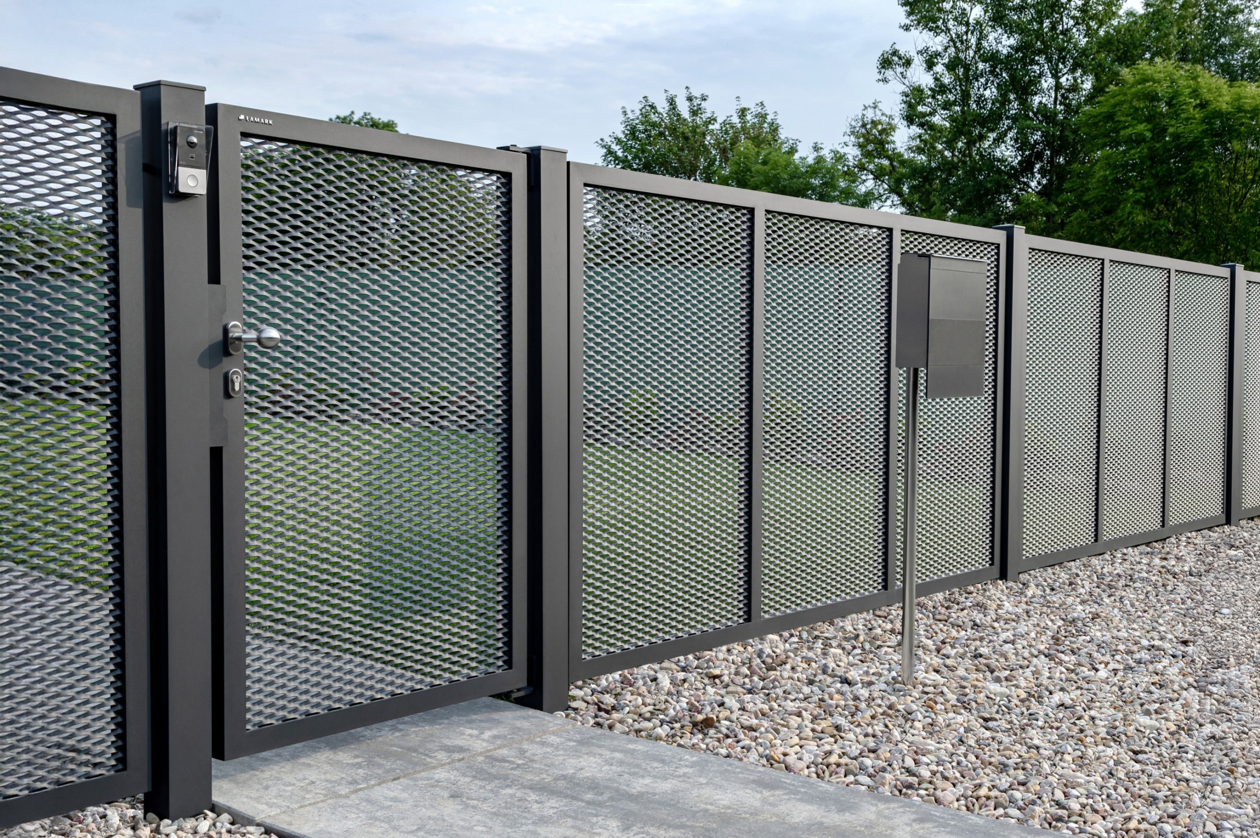 Jednokřídlá branka LAMARK z tahokovu | Motiv Mauricius | Šedá antracitová barva | Hliníkové sloupky | Černá u Bohdanče