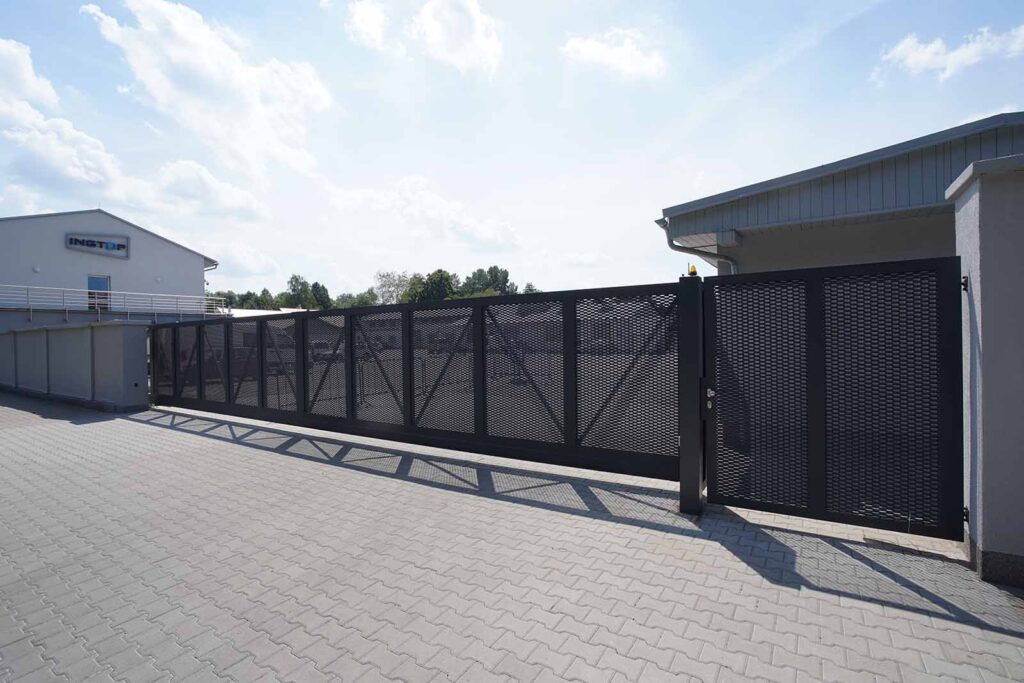 17metrová brána LAMARK z tahokovu na míru