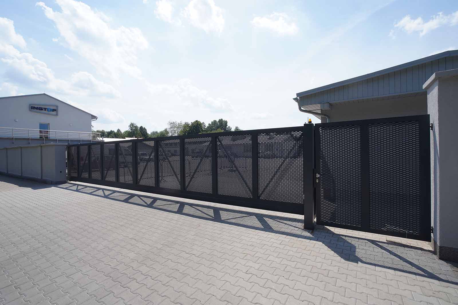 17metrová brána LAMARK z tahokovu na míru