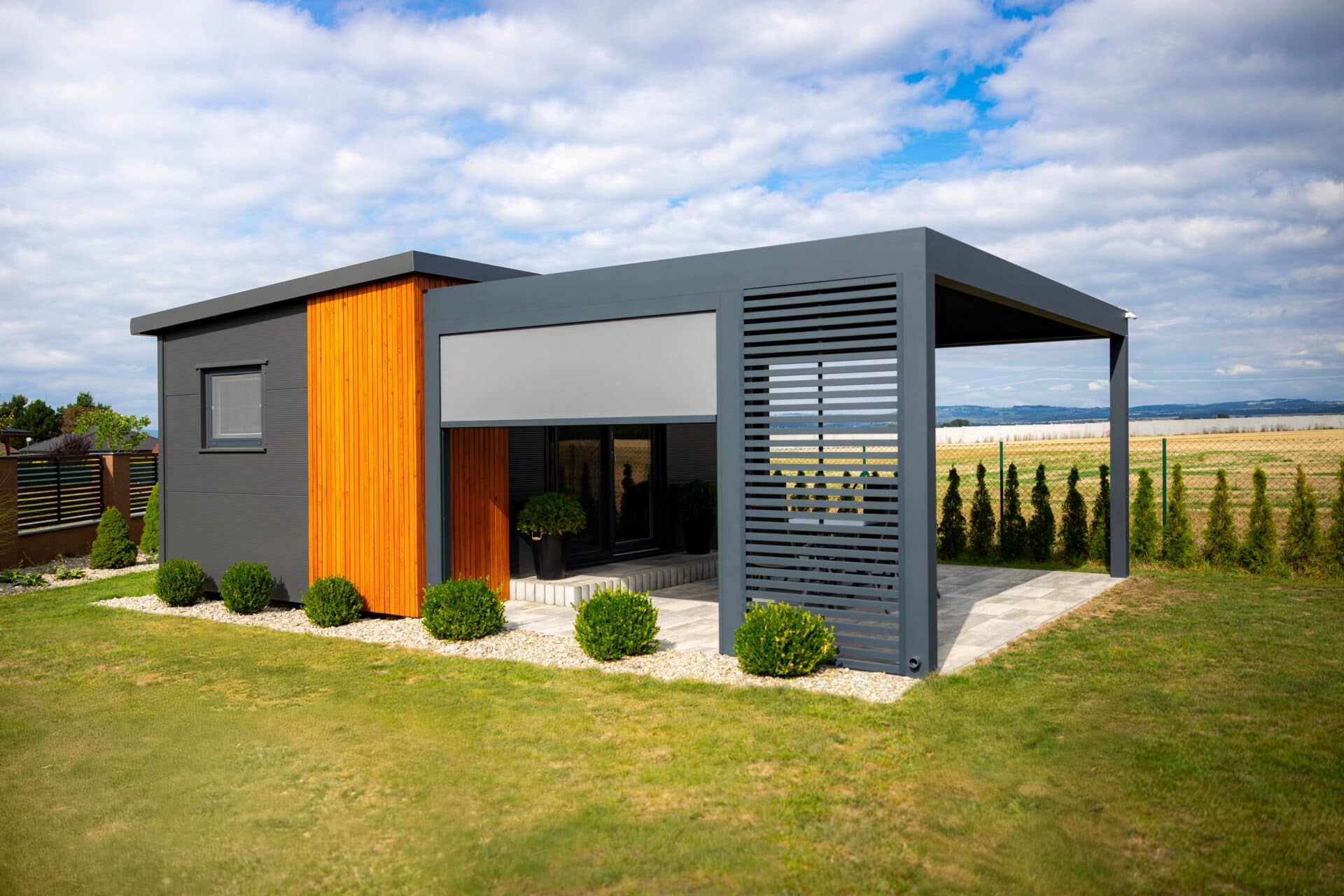 Kombinace screenové rolety a pevného stínění z hliníku