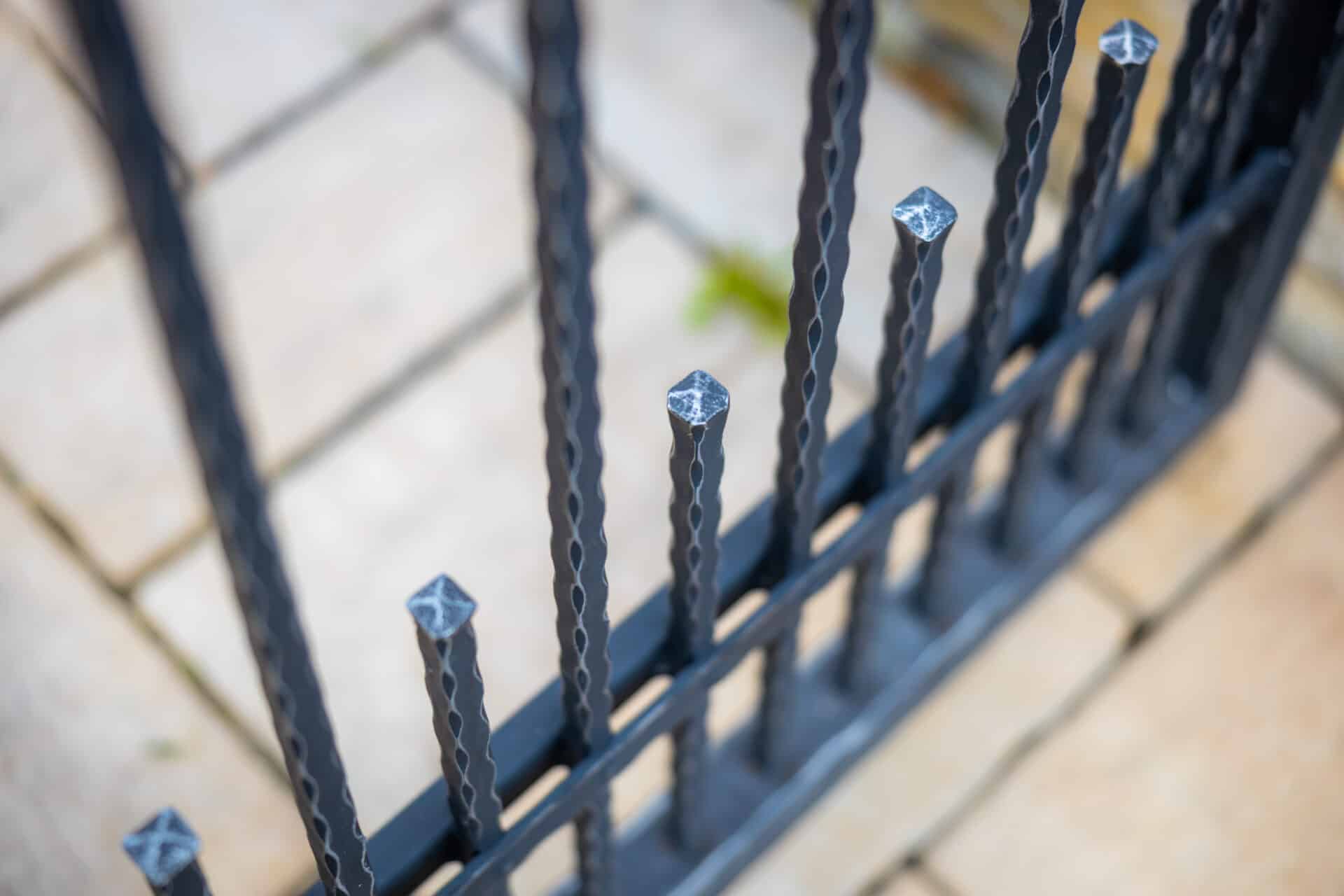 Detail kvalitního provedení oklepávané branky LAMARK | Kovaný plot | Okované konce