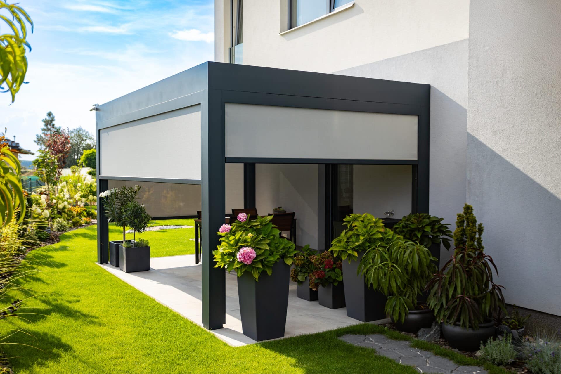 Elegantní screenové rolety na bioklimatické pergole LAMARK