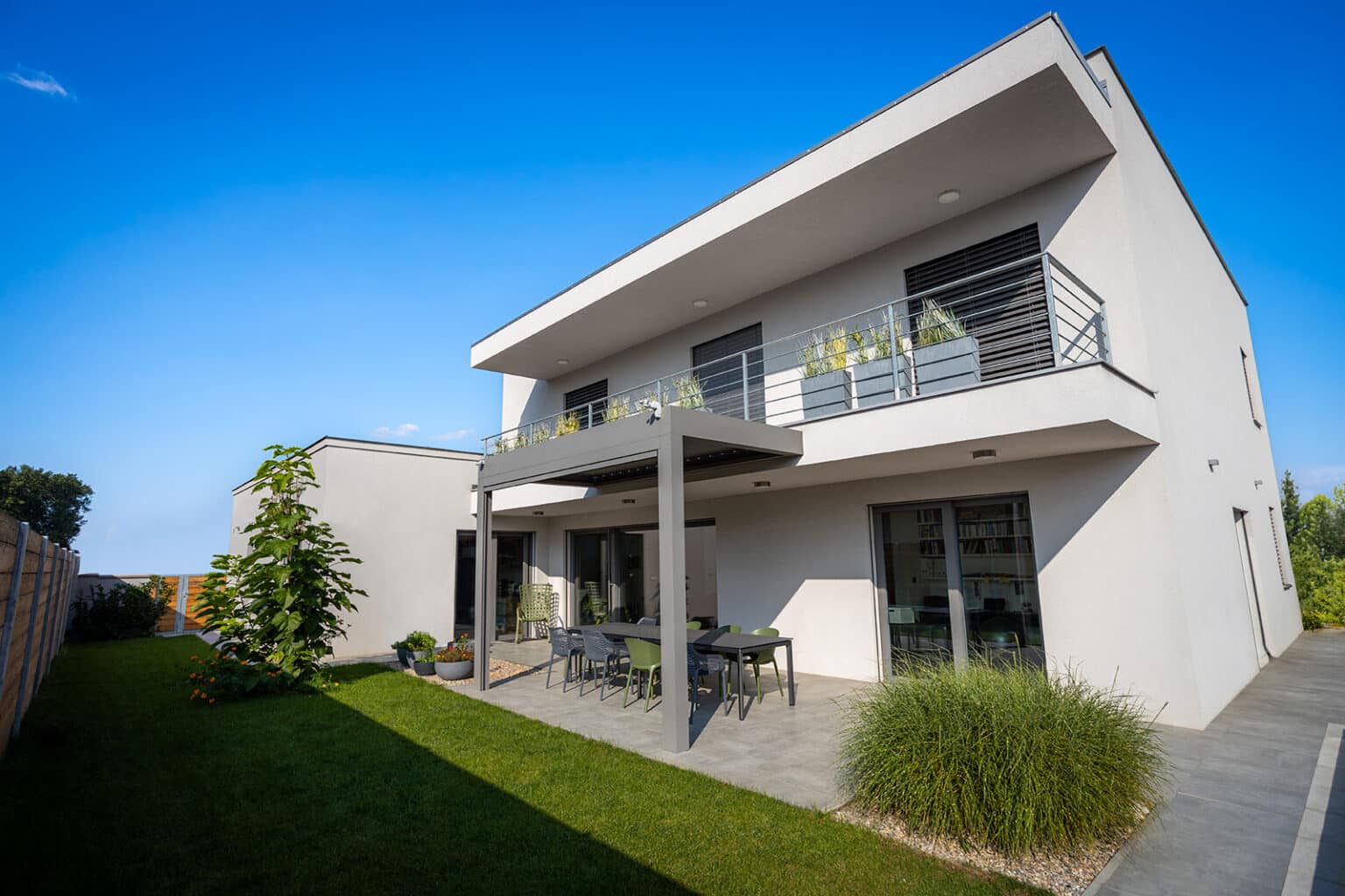 Bioklimatická pergola LAMARK přisazená ke stěně | Pardubice | Boční stínění - screenová roleta | Stříbrná hliníková barva | Dešťové čidlo | Větrné čidlo | Ovládání