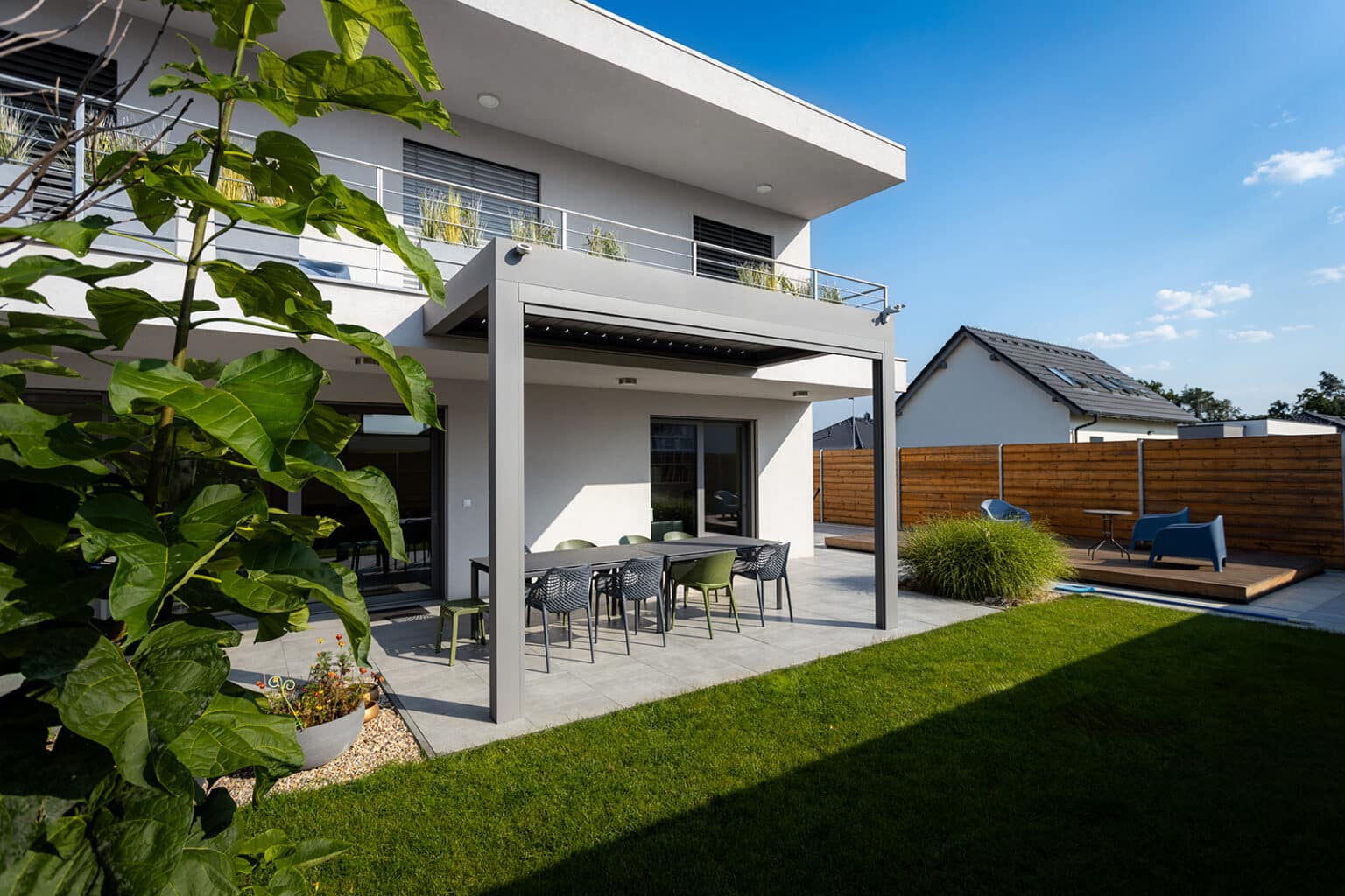 Bioklimatická pergola LAMARK přisazená ke stěně | Pardubice | Boční stínění - screenová roleta | Stříbrná hliníková barva | Dešťové čidlo | Větrné čidlo | Ovládání