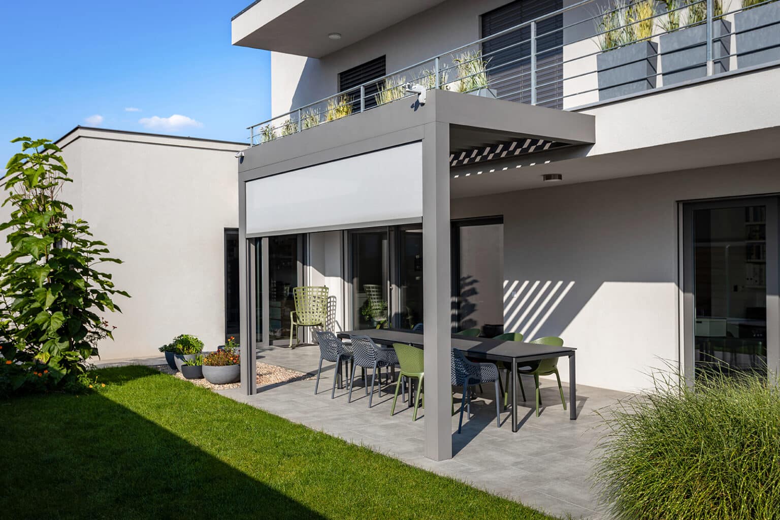 Bioklimatická pergola LAMARK přisazená ke stěně | Pardubice | Boční stínění - screenová roleta | Stříbrná hliníková barva | Dešťové čidlo | Větrné čidlo | Ovládání