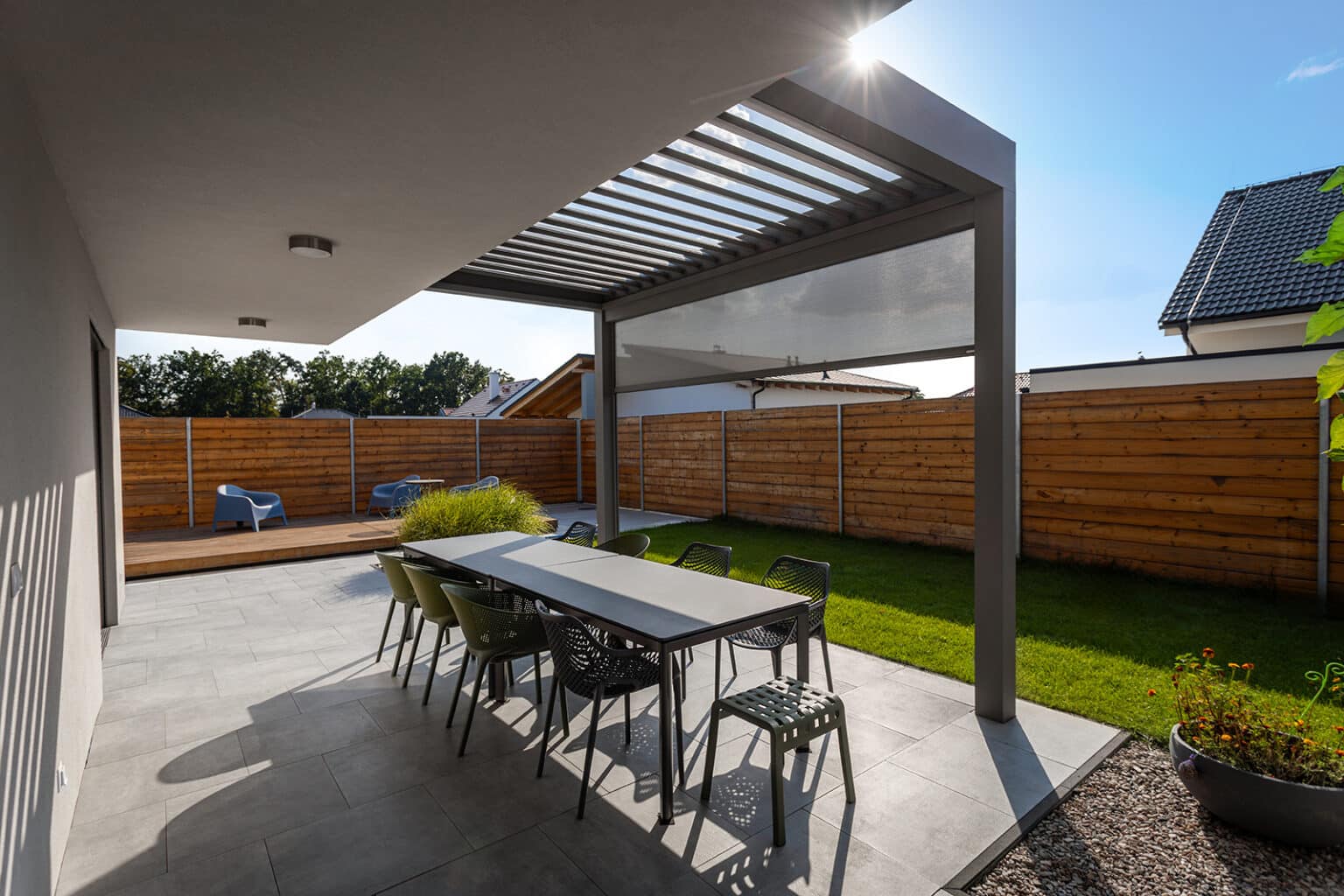 Bioklimatická pergola LAMARK přisazená ke stěně | Pardubice | Boční stínění - screenová roleta | Stříbrná hliníková barva | Dešťové čidlo | Větrné čidlo | Ovládání