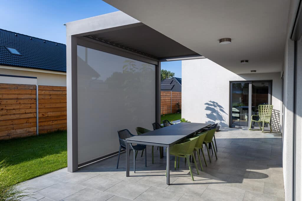 Bioklimatická pergola LAMARK přisazená ke stěně | Pardubice | Boční stínění - screenová roleta | Stříbrná hliníková barva | Dešťové čidlo | Větrné čidlo | Ovládání
