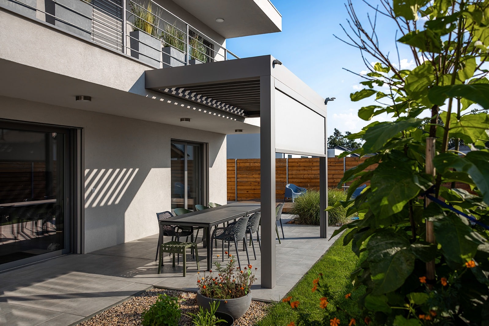 Bioklimatická pergola LAMARK přisazená ke stěně | Pardubice | Boční stínění - screenová roleta | Stříbrná hliníková barva | Dešťové čidlo | Větrné čidlo | Ovládání