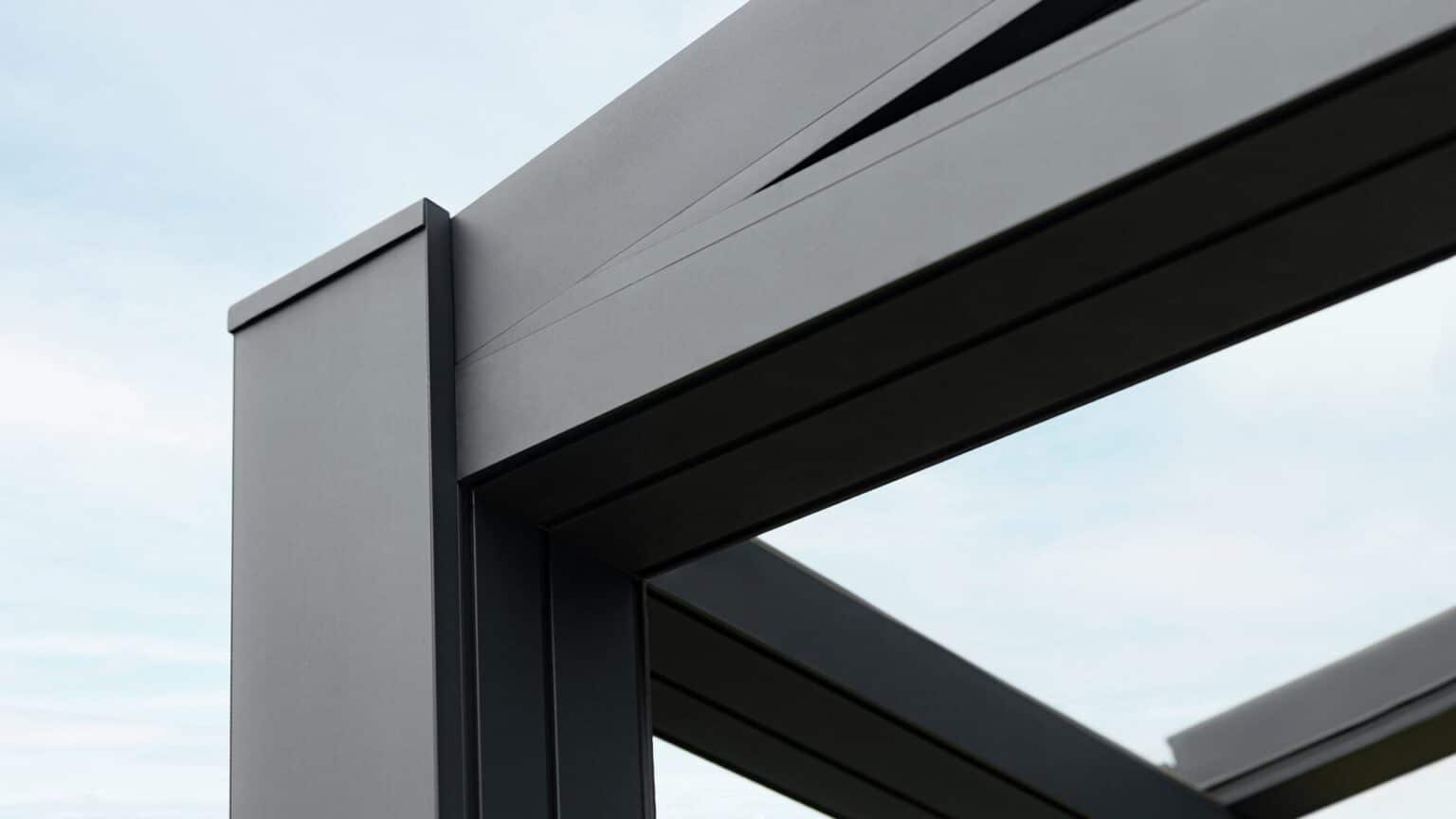 Detail pergoly LAMARK se skleněnou střechou přisazené ke stěně | Šedá antracitová barva