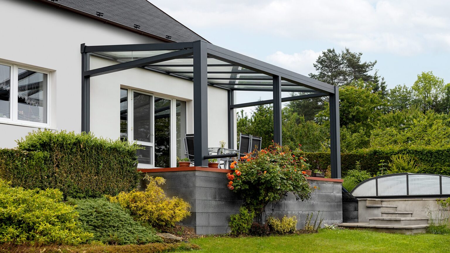 Pergola LAMARK se skleněnou střechou přisazená ke stěně | Šedá antracitová barva